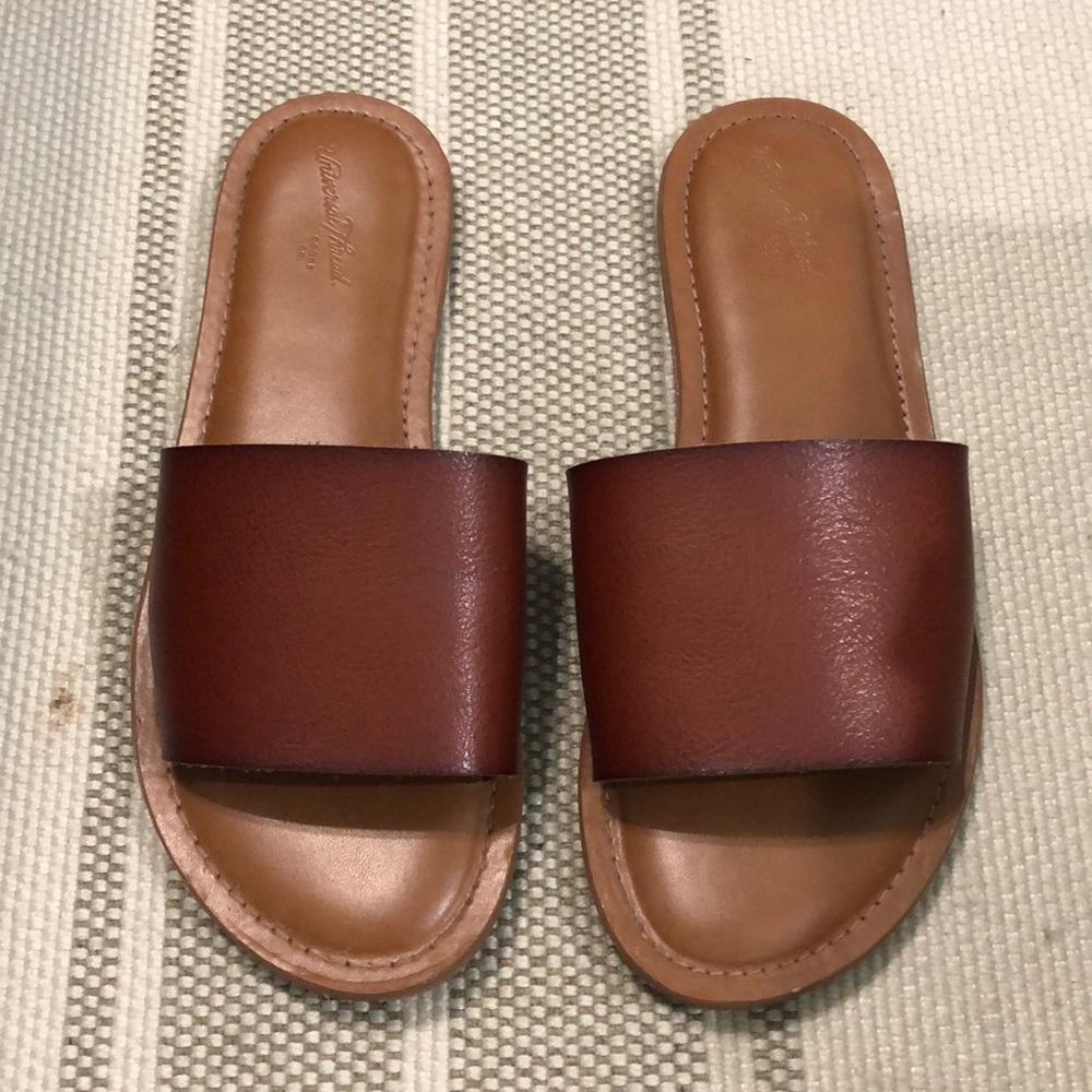 Universal Thread slide sandal